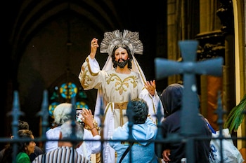 Cientos de fieles católicos celebran la procesión de Cristo Resucitado en el Centro Histórico de San Salvador. (Foto cortesía Secretaría de Prensa)