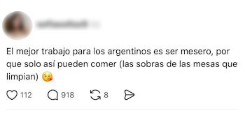 Captura de pantalla de una publicación de red social con perfil de usuario borroso, texto despectivo, un emoji de beso, e iconos de interacción con números