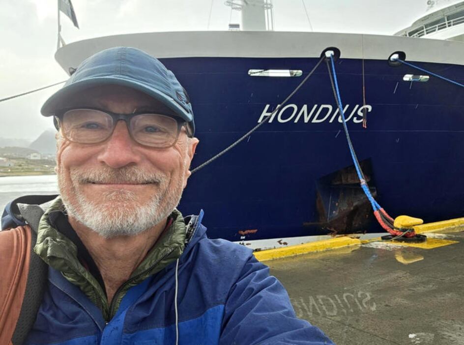 El médico Kornfeld, quien se recuperó recientemente de hantavirus, había abordado el crucero en condición de turista (Stephen Kornfeld)