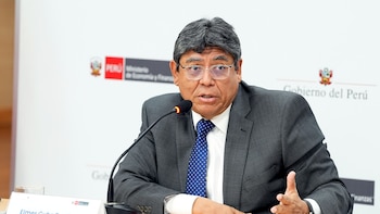 Ministro de Economía indigna por minimizar lluvias y pedir a damnificados no exagerar “por un poco de agua en la rodilla”