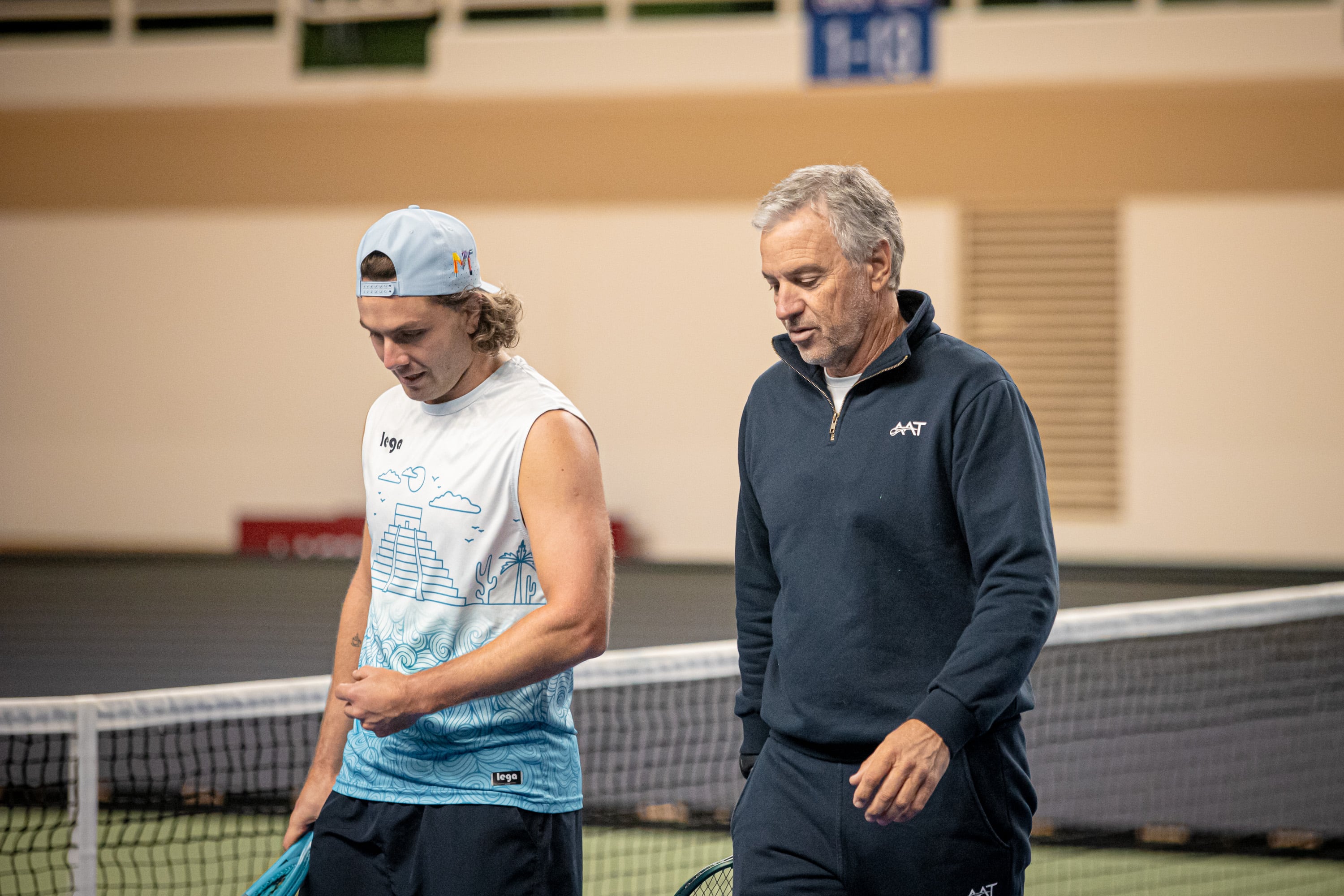 Marco Trungelliti junto al capitán Javier Frana durante un entrenamiento de la Selección Argentina de Tenis en Busan, en la previa de la serie de Copa Davis ante Corea del Sur (Crédito: Prensa AAT)