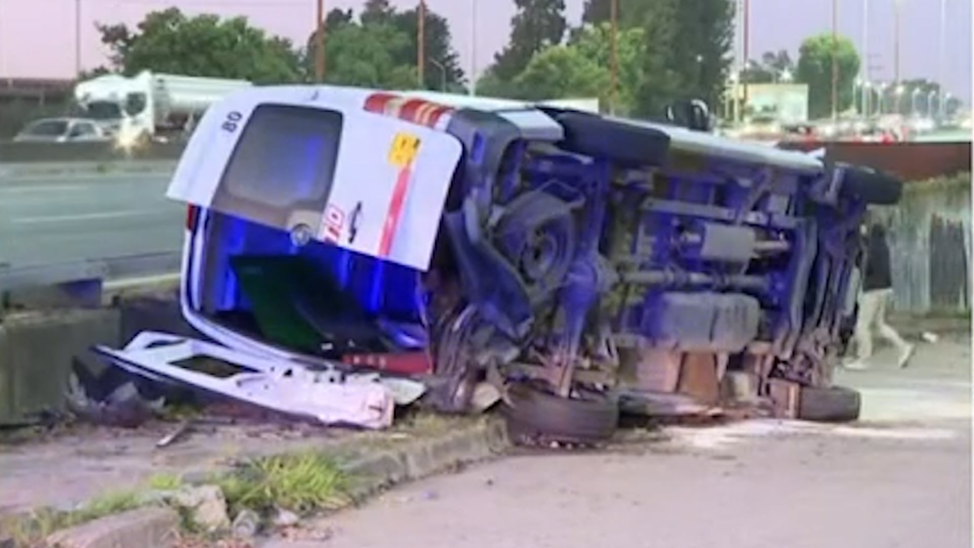 La camioneta terminó destrozada después del impacto.