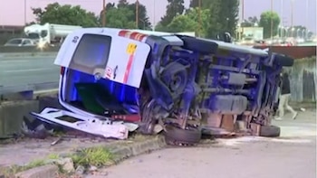 La camioneta terminó destrozada después