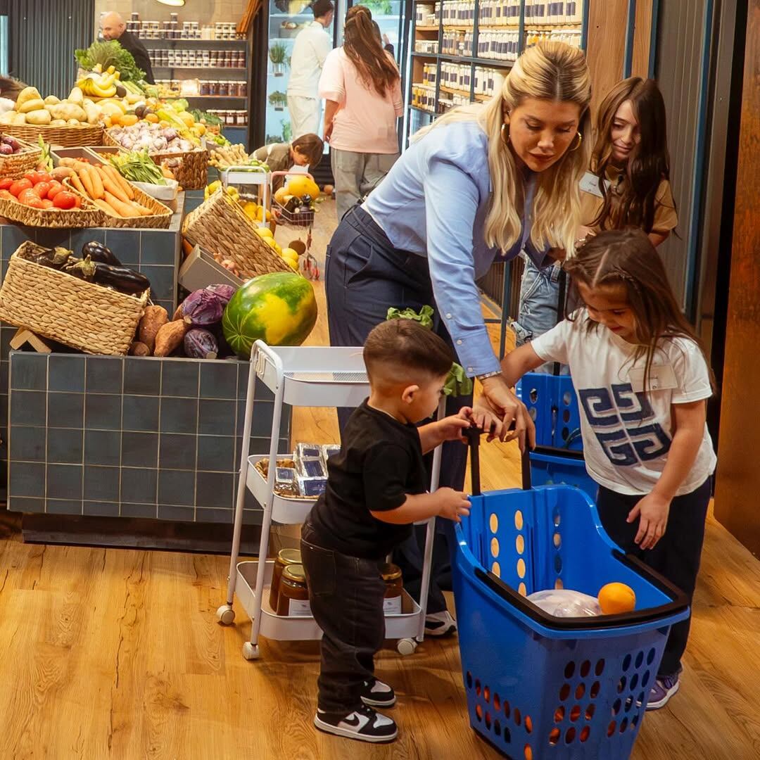 El divertido paso por el mercado de Wanda junto a Olivia y Benjamín, hijos de Valu Cervantes y Enzo Fernández, y Gina , la hija de Emilia Attias
