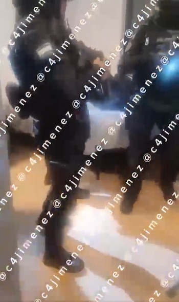 El hijo de Jonathan Meléndez fue el único integrante de la familia localizado, escondido entre laa cobijas de una cama, con vida y sin signos de violencia en el departamento. (Crédito especial: X/ @c4jimenez)