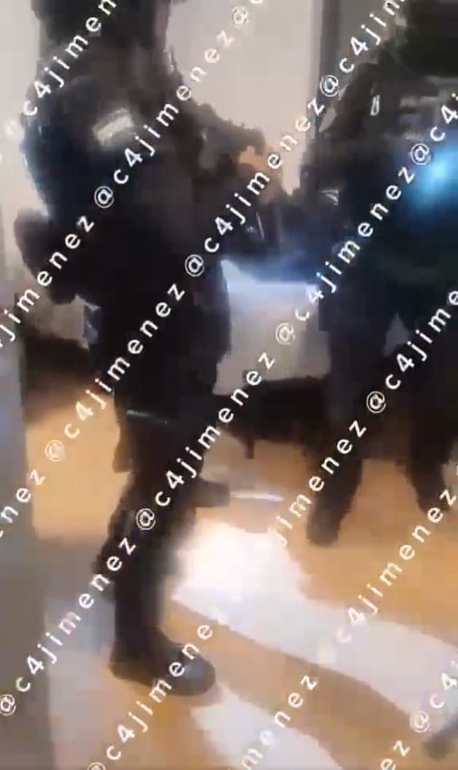 El hijo de Jonathan Meléndez fue el único integrante de la familia localizado, escondido entre laa cobijas de una cama, con vida y sin signos de violencia en el departamento. (Crédito especial: X/ @c4jimenez)