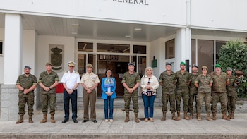 Robles visita Pontevedra para reconocer el trabajo de la Brilat con motivo del Día de las Fuerzas Armadas
