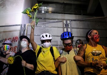 Madres se enfrentan a oficiales