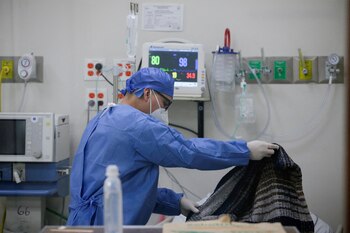 Un miembro del personal médico