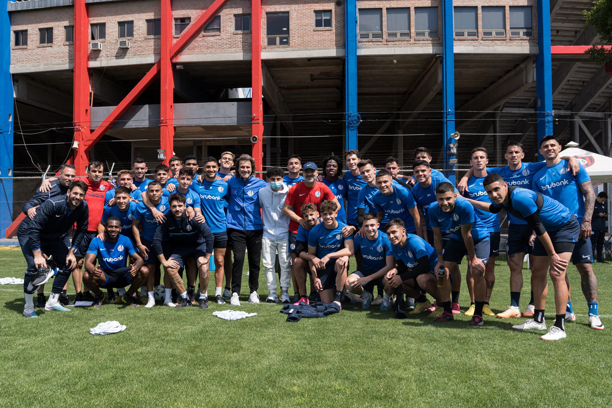 Valentino junto al plantel de Primera de San Lorenzo en 2023