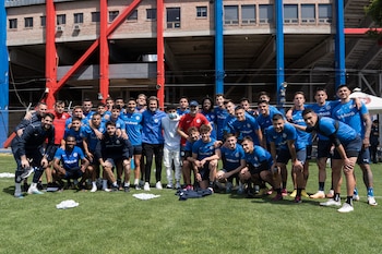 Valentino junto al plantel de