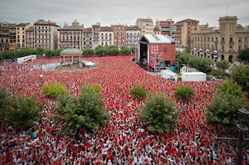 La Plaza del Castillo de Pamplona durante las fiesta de San Fermín, a 12 de julio de 2026. (EFE/ Villar López)