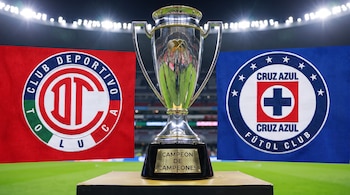 Trofeo plateado con base negra rotulada "Campeón de Campeones" en el centro, flanqueado por dos banderas con los escudos de Toluca y Cruz Azul.