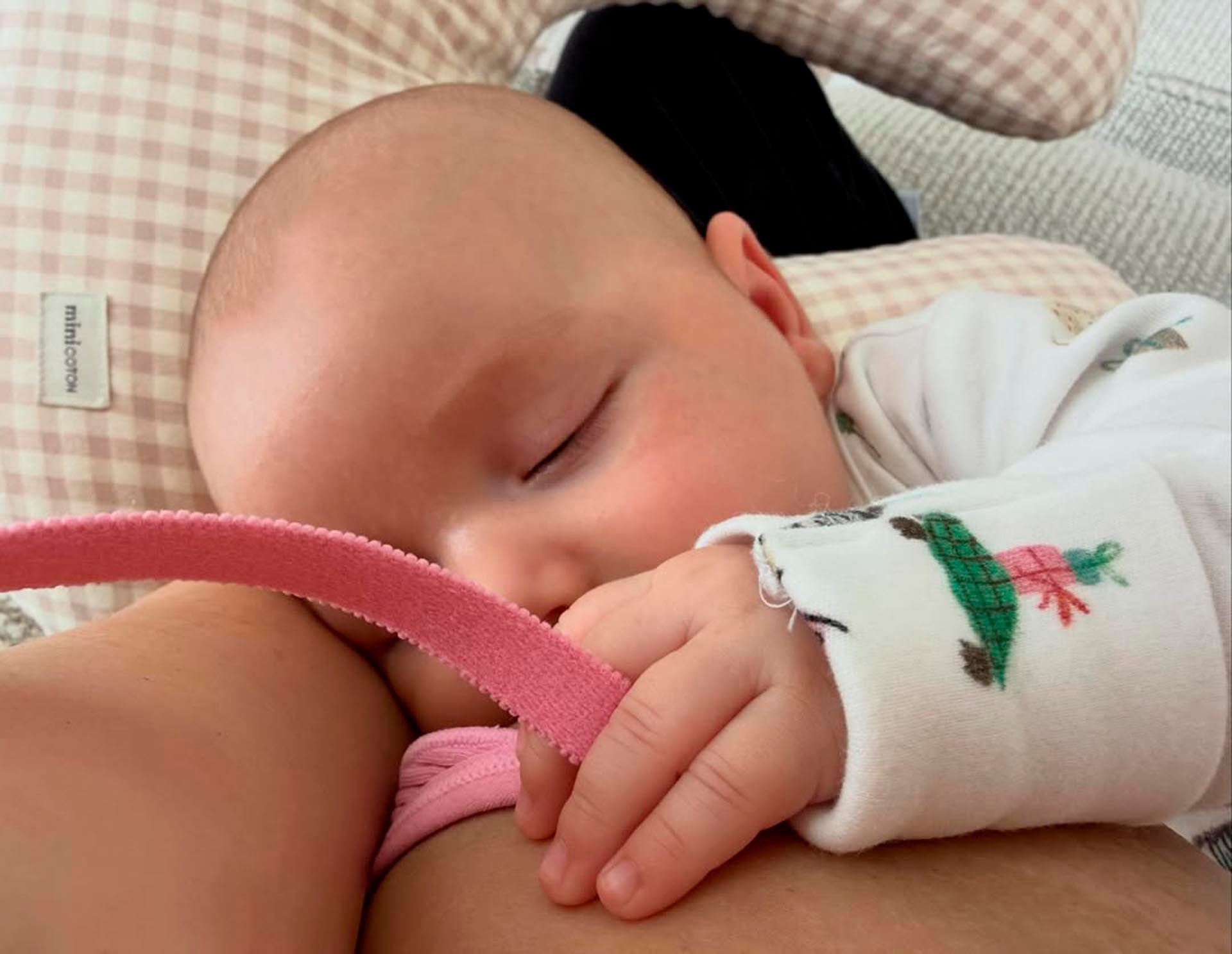 Dante Darín, hijo de Úrsula Corberó, aparece durmiendo plácidamente junto a su madre en una tierna instantánea que conmueve a sus seguidores
