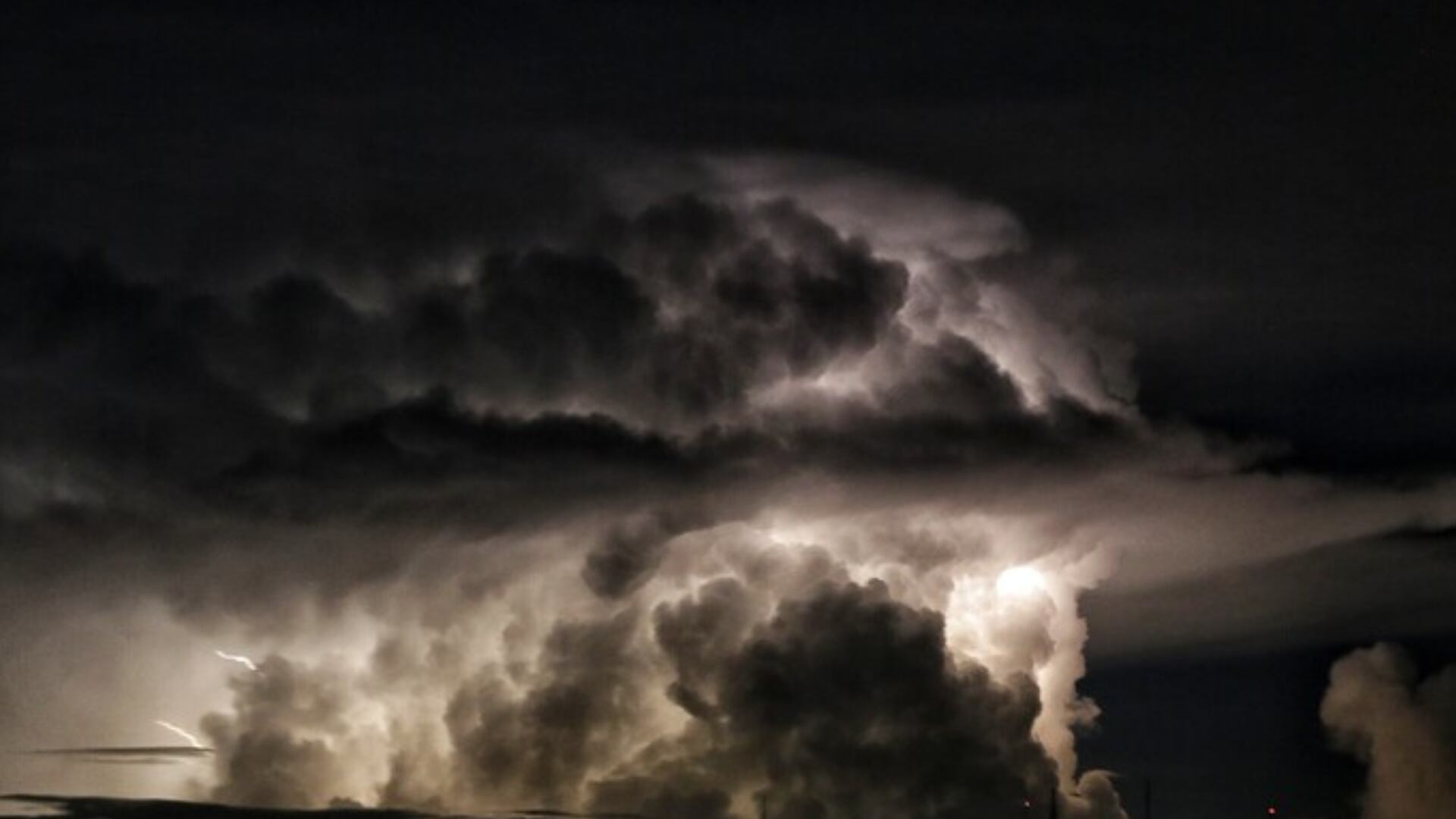 El rayo alcanzó a dos trabajadores rurales; uno de ellos quedó levemente herido - crédito Colprensa