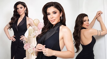 Tres retratos de Emma Coronel Aispuro con vestido negro, cabello oscuro y maquillaje, junto a un pastel de cumpleaños con velas, flores y globos.