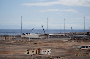Puerto de Granadilla, en el municipio tinerfeño de Granadilla de Abona, donde se espera que fondee el buque de cruceros MV Hondius. (EFE/ Ramón de La Rocha)