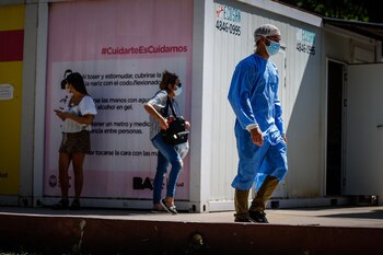 Personas esperan en una fila