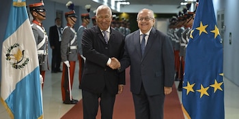 El presidente Bernardo Arévalo y Antonio Costa se reúnen en el Palacio Nacional para consolidar relaciones entre Guatemala y la Unión Europea. (Fotografía retomado Agencia de Guatemala de Noticias)
