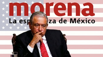 Hombre de traje oscuro, corbata roja y cabello gris, con la mano en el mentón. Fondo con bandera atenuada de EE. UU. y el texto 'morena La esperanza de México'.