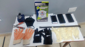 El la requisa al vehículo,