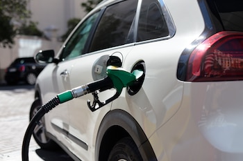 Entre municipios, la diferencia por tasas viales puede superar los $3.500 por tanque
EFE/ Marcos Villaoslada