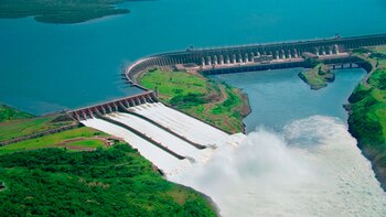 La represa de Itaipú provee