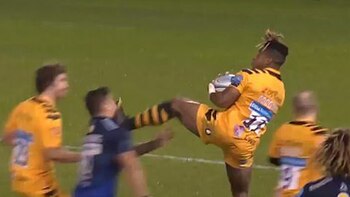 Violenta patada en el rugby