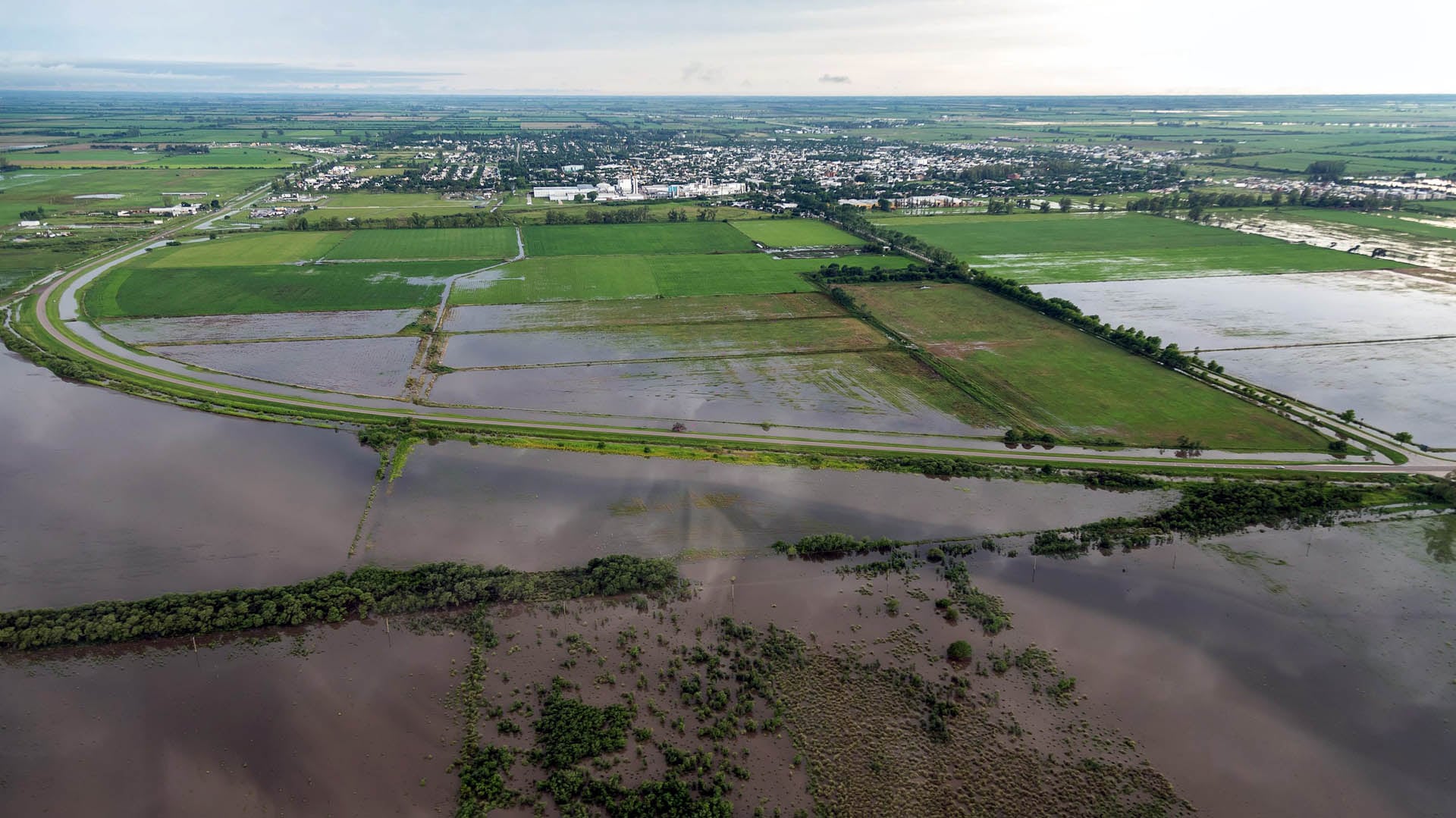 Como consecuencia de las lluvias, desbordes de ríos e inundaciones, el Ministerio de Economía declaró el estado de emergencia (DyN)