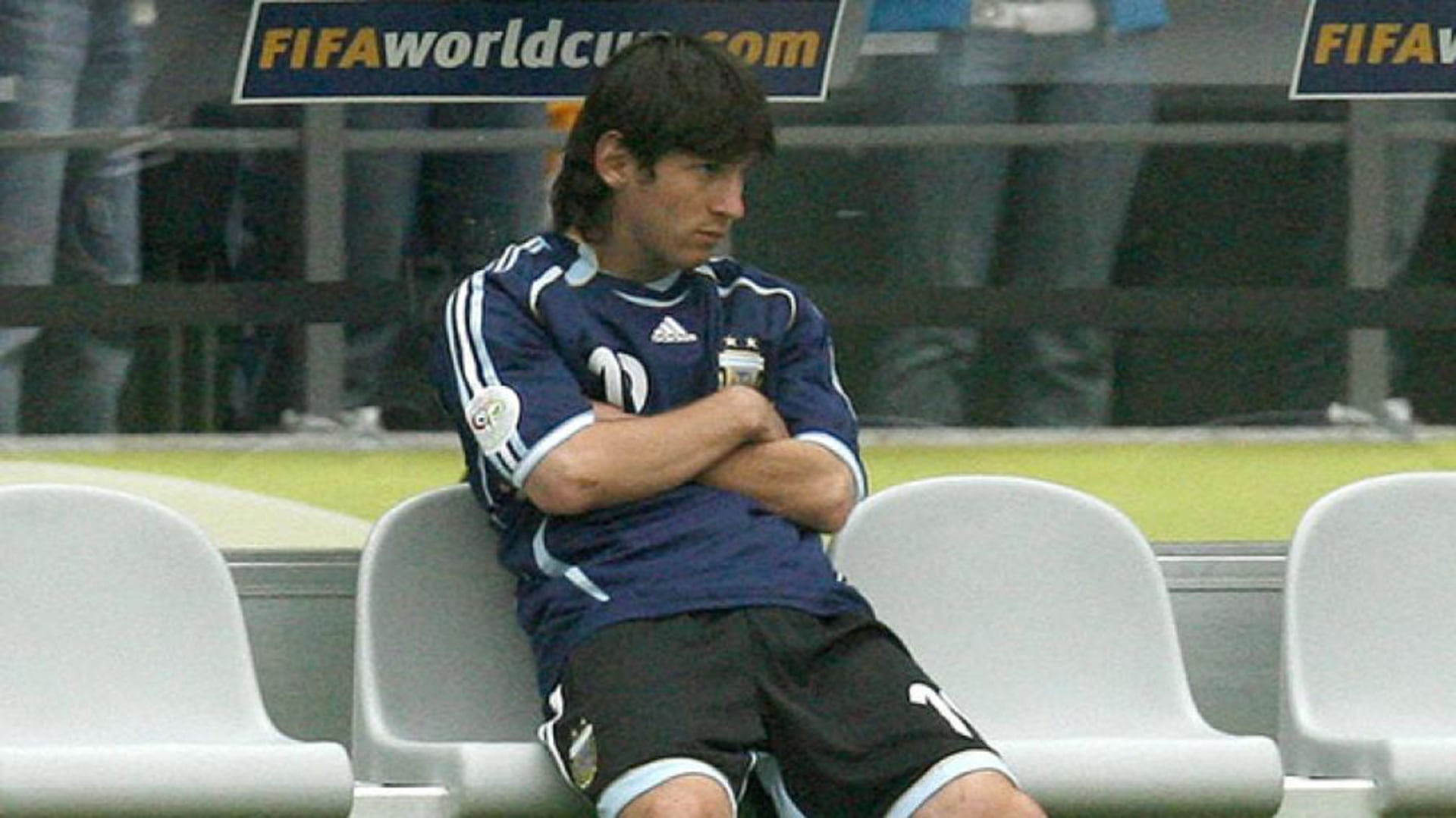 La histórica imagen de Messi en el banco de suplentes ante Alemania en 2006