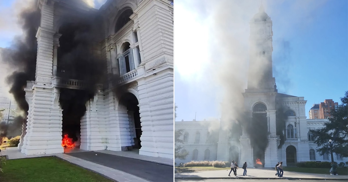 Cooperativists set fire to the entrance of the municipality of La Plata and broke glass