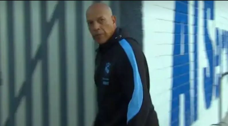 El caos continuó después del partido entre Sport Boys y Sporting Cristal. El plantel celeste tuvo dificultades para asearse y Roberto Mosquera evitó declarar ante los medios tras la derrota. (L1 MAX)