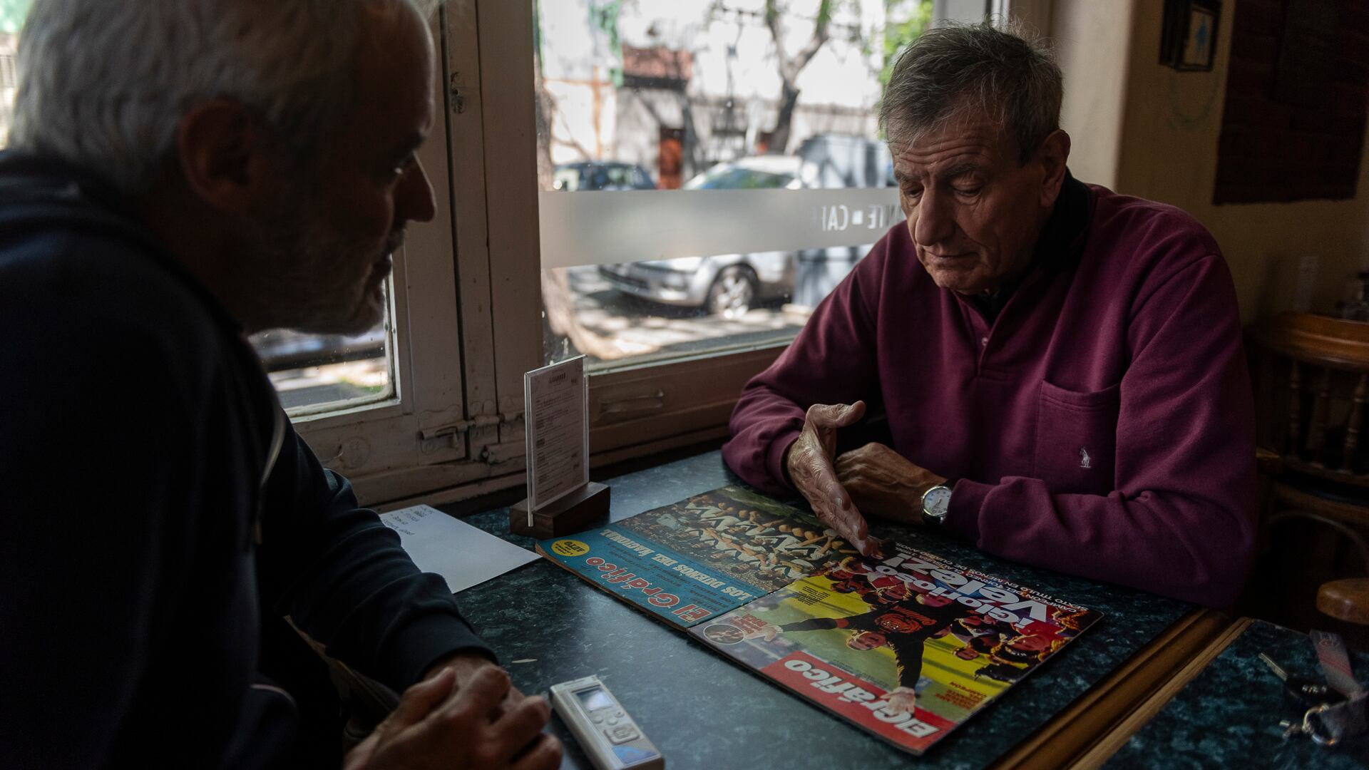 Gámez, con el autor de esta nota, repasando la historia de su querido Vélez (Foto: Adrián Escandar)