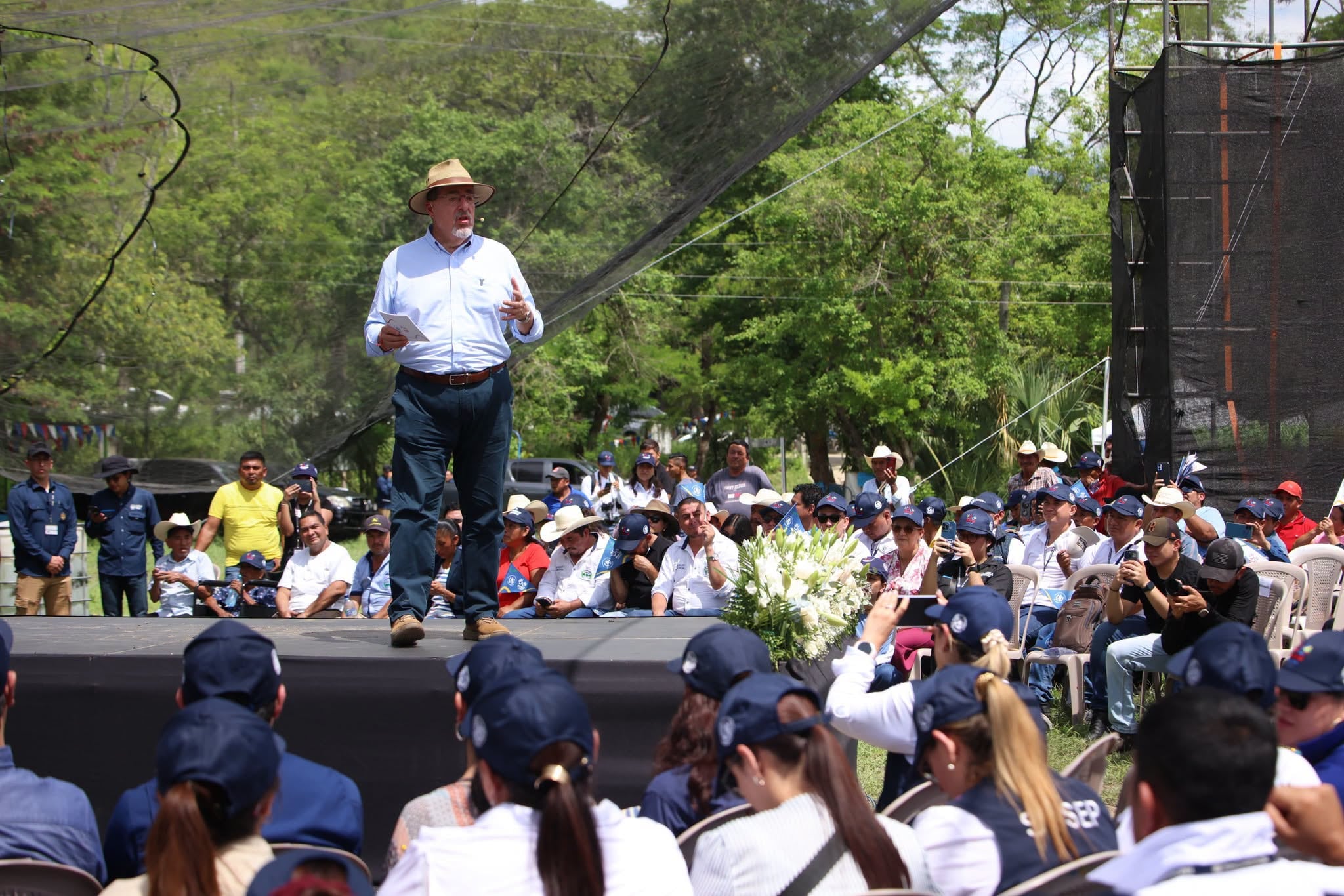 El presidente Bernardo Arévalo y autoridades gubernamentales posan con pobladores durante un acto oficial sobre infraestructura básica en Chiquimula. (Gobierno de Guatemala)