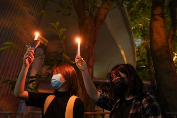 Personas conmemoran la represión de