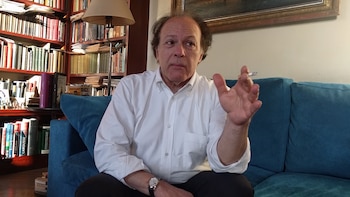 Javier Marías empezó a preparar "Aquí me paro" en 2020, pero la escritura de "Tomás Nevinson", la pandemia y su muerte en 2022 interrumpieron el proyecto