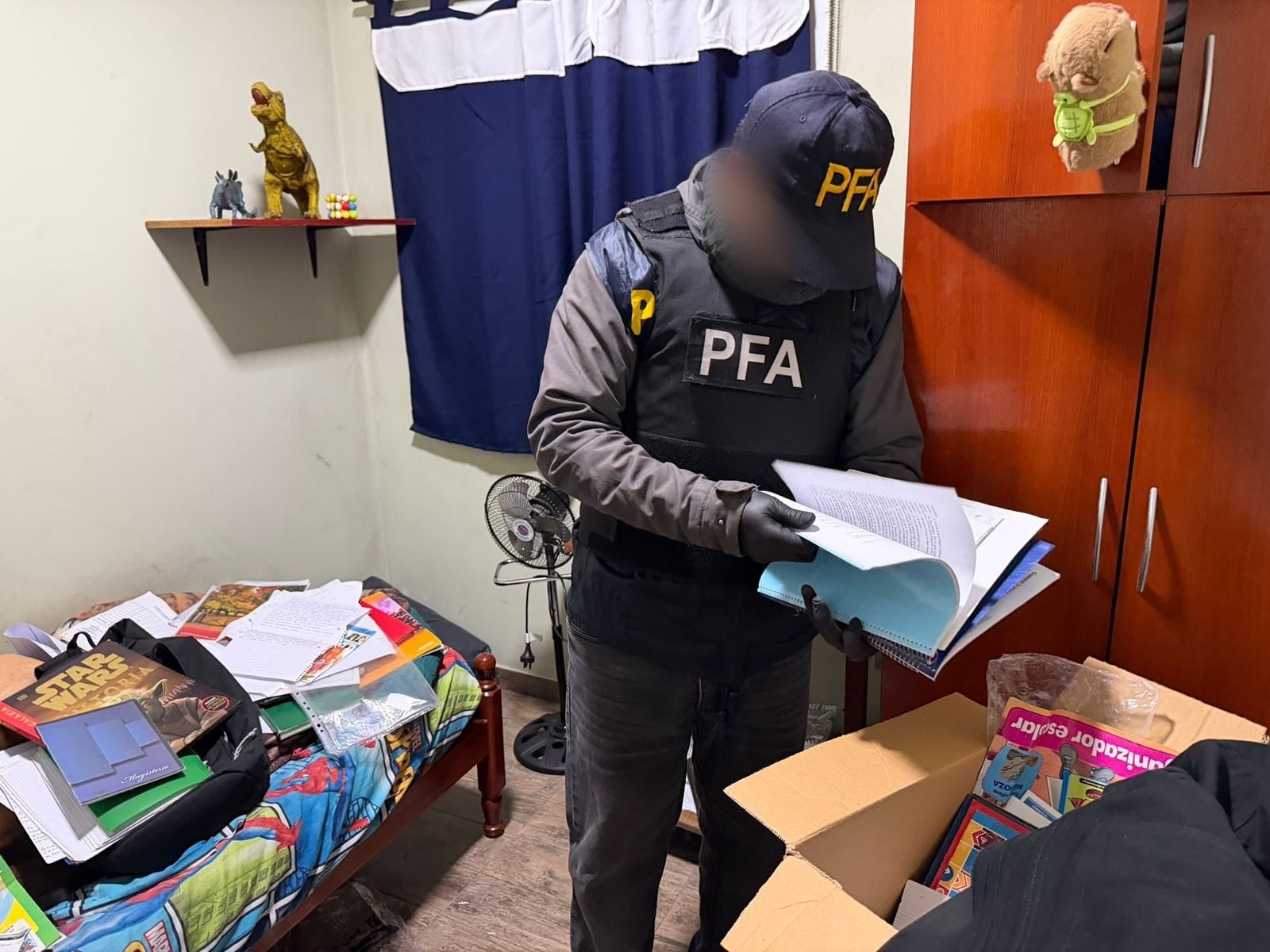 La Policía Federal Argentina allanó la casa del adolescente en Quilmes