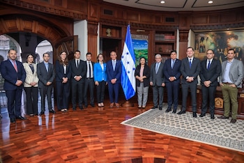 La reunión con Standard & Poor’s analizó la economía hondureña, las finanzas públicas y factores vinculados con la estabilidad fiscal y financiera.