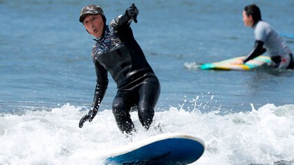 Un japonés de 90 años conquistó el récord Guinness de surf