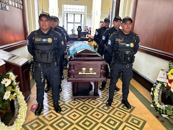 El agente García Hernández, de 33 años, deja en la orfandad a su hija de cuatro años, a quien la institución reconoce como parte de la gran familia policial y que hoy honra su memoria y legado. (Foto cortesía PNC)