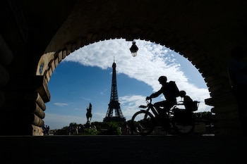 El estudio de Taylor & Francis revela que París duplicó la proporción de desplazamientos en bicicleta entre 2019 y 2023 gracias a mejoras urbanas (REUTERS/Gonzalo Fuentes)