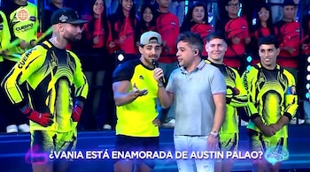 Vania Bludau y Austin Palao coquetean en vivo en Esto es Guerra frente a Mario Irivarren. Infobae Perú / Captura TV - América Televisión