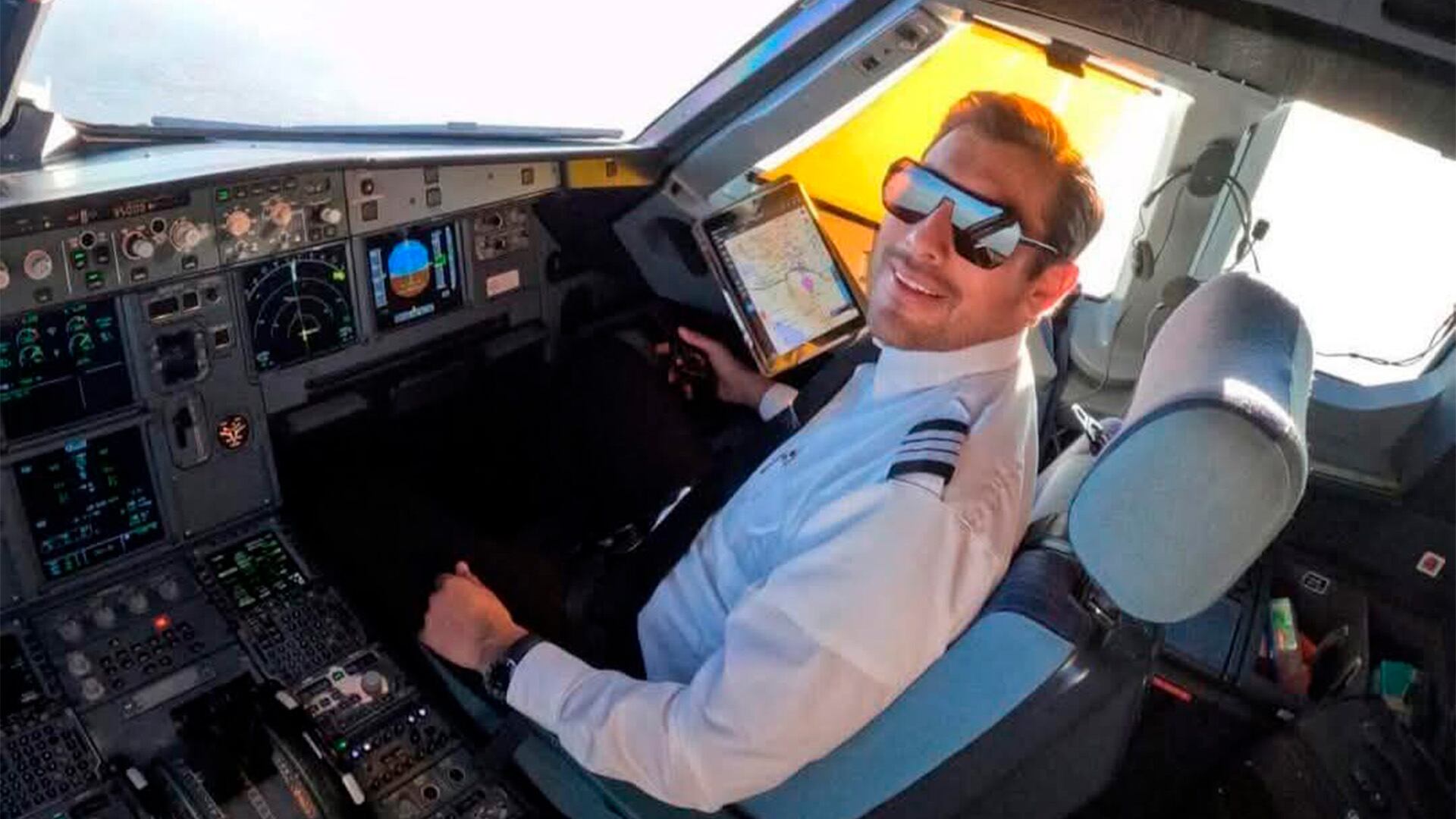 Roger Alonso Castillo, piloto mexicano, evitó una tragedia aérea tras falla en vuelo de Viva Aerobus. (X: @DespiertaSonor1)