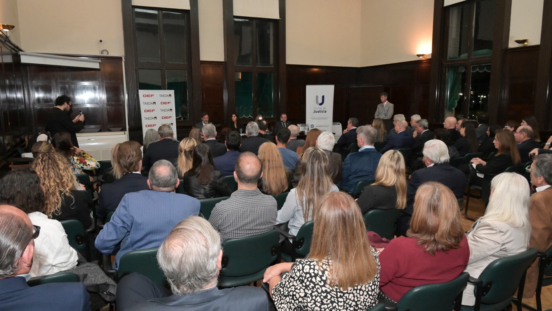 Ante un auditorio colmado, se presentó el libro