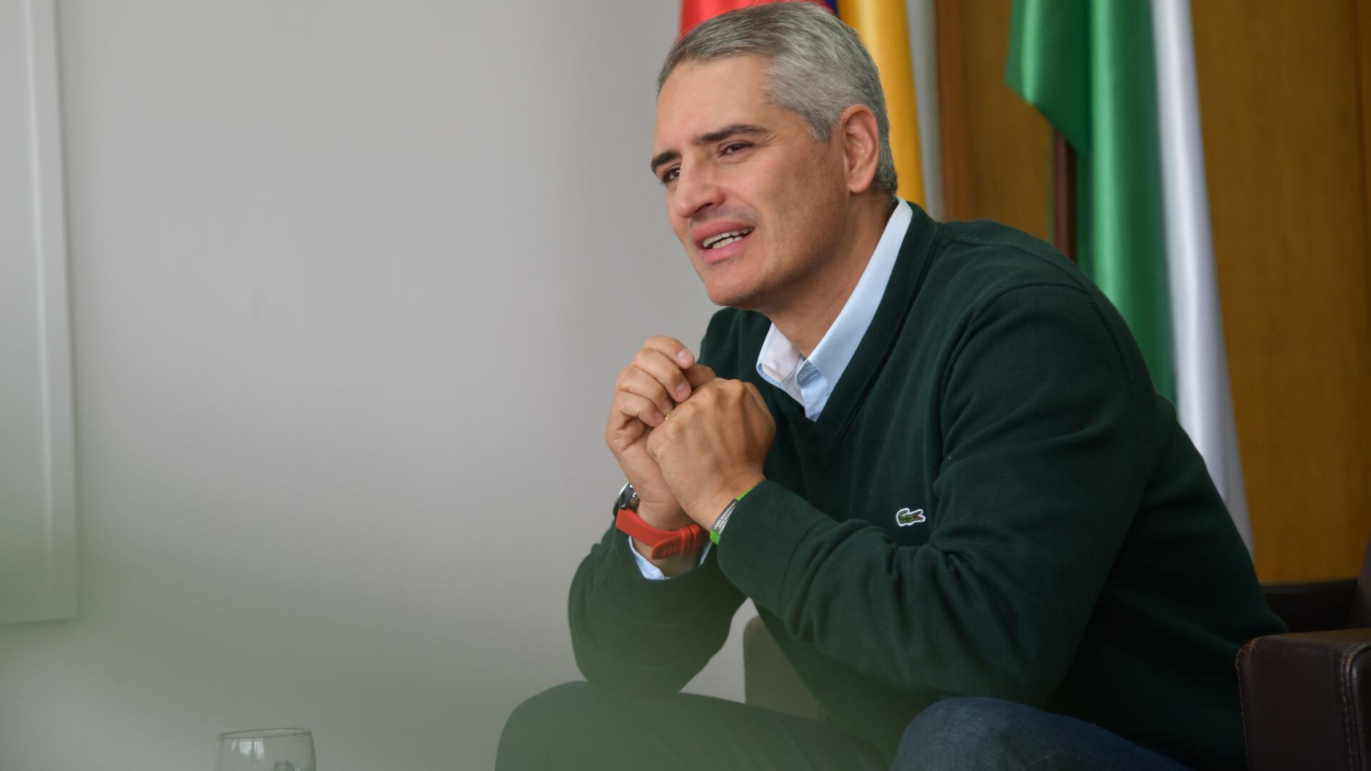 “Dice el gobernador de Antioquia (Andrés Julián Rendón) que soy defensor de criminales, pero se abrazó con uno de los peores de Antioquia