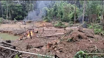 Las autoridades han encontrado en distintos operativos campamentos, dragas, motobombas y herramientas para la extracción de minerales, principalmente oro. Captura de video