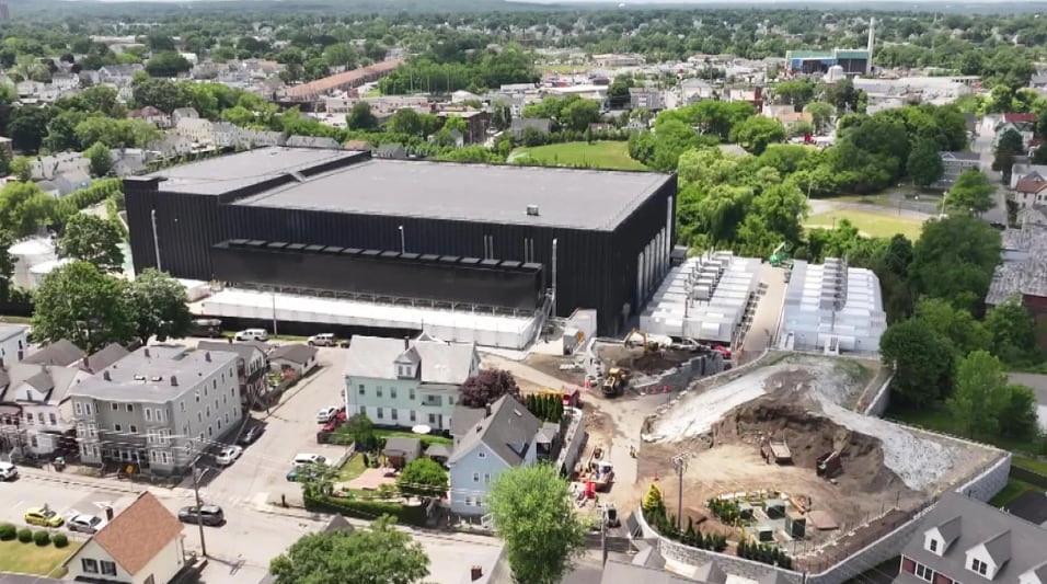 El complejo operado por Markley en Lowell se ubica junto a zonas residenciales y espacios públicos, en un entorno marcado por la actividad digital constante (CBS Boston)