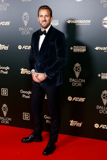 El futbolista inglés Harry Kane, también candidato al premio mayor, vistió un traje elegante que destacó por su chaqueta de terciopelo en un tono azul oscuro, combinada con una camisa blanca, un moño negro y pantalones a tono. La chaqueta de terciopelo aportó textura y un toque de lujo al conjunto, contrastando con el aspecto clásico del resto del atuendo. (REUTERS/Sarah Meyssonnier)