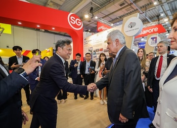 El presidente de Panamá, José Raúl Mulino (der), durante su recorrido por la feria Posidonia 2026, en Grecia. (Presidencia Panamá)