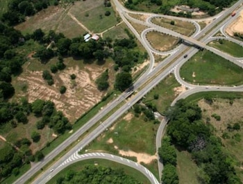 La variante busca descongestionar el paso urbano, pero sigue sin completarse. - crédito Invías